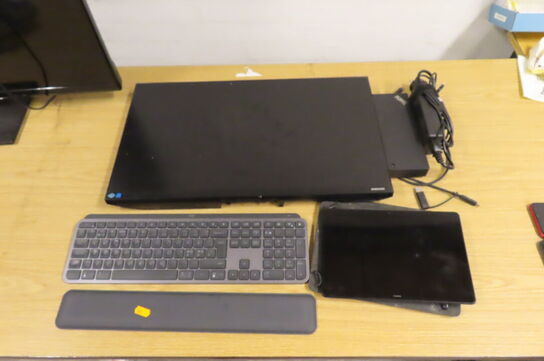 Tastatur, computerskærm, dock, m.v.