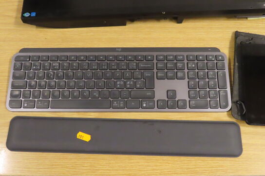 Tastatur, computerskærm, dock, m.v.