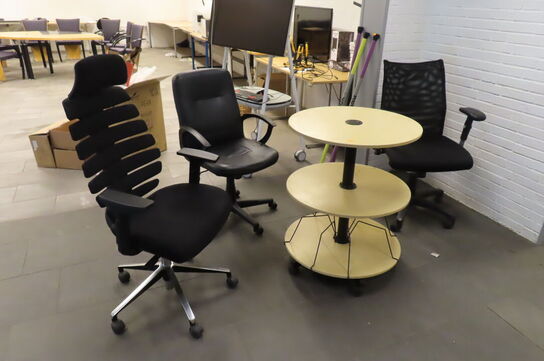 3 stk. Kontorstole & Bord