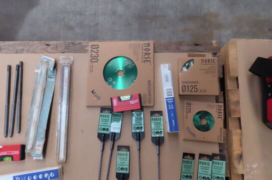 Palle med diverse bor, bits, skæreskiver MILWAUKEE & NORSE