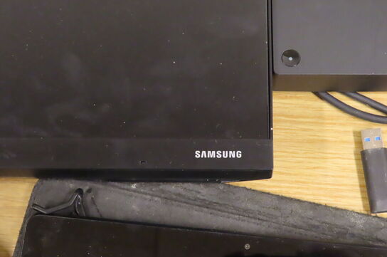 Tastatur, computerskærm, dock, m.v.