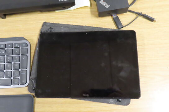 Tastatur, computerskærm, dock, m.v.