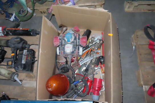 Kasse med diverse strømbokse & værktøj