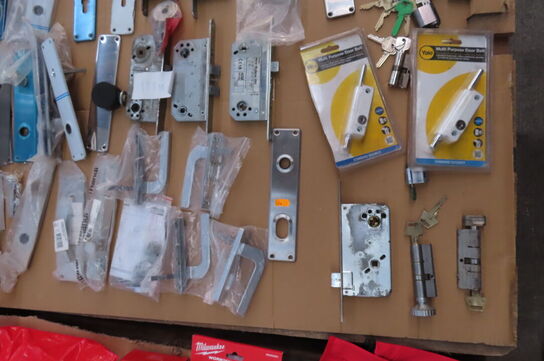 Palle med diverse låse/dør materialer