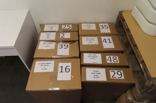 8 kasser tøj, poser & caps
