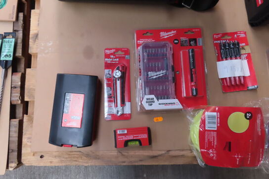 Palle med Værktøjskasser, bor, m.v.