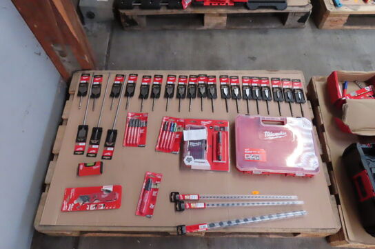 Palle med diverse bor, bits, m.v. MILWAUKEE