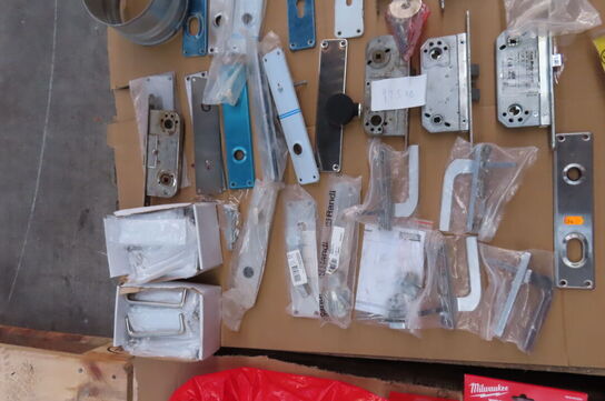 Palle med diverse låse/dør materialer