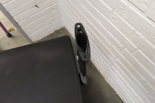 3 stk. Kontorstole & Bord