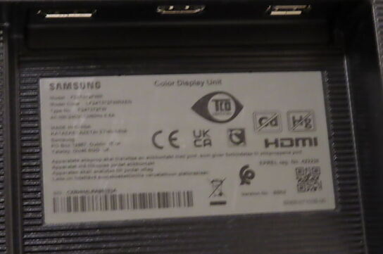 Tastatur, computerskærm, dock, m.v.