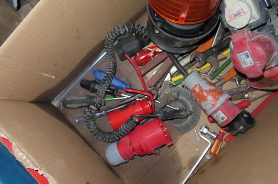 Kasse med diverse strømbokse & værktøj