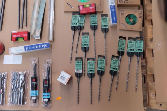 Palle med diverse bor, bits, skæreskiver MILWAUKEE & NORSE