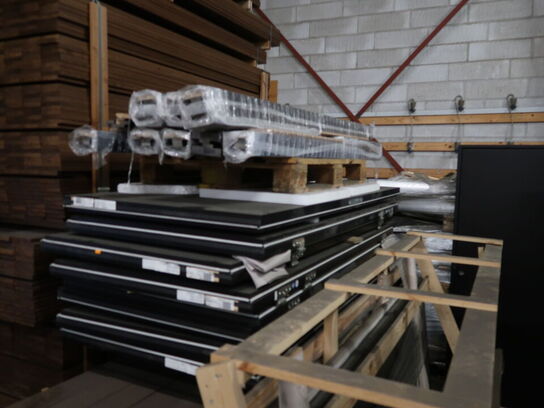 8 stk. Sorte DB35 dører med karme (se beskrivelse)