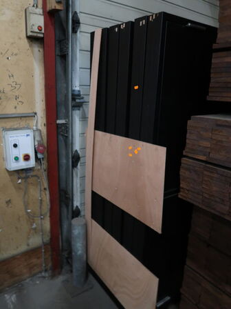 12+1 stk. Sorte ARKAS udhus dører i karm (se beskrivelse)