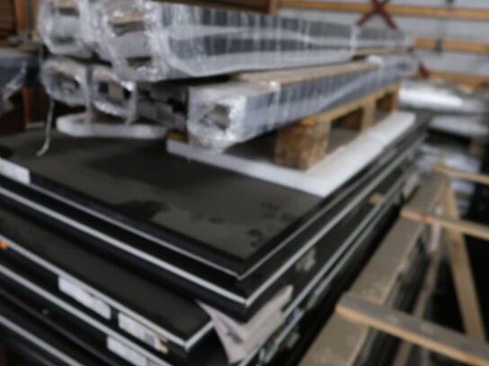 8 stk. Sorte DB35 dører med karme (se beskrivelse)