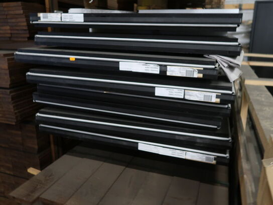 8 stk. Sorte DB35 dører med karme (se beskrivelse)