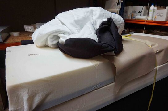 Kontinentalseng med gavl 140x200 cm (MOMSFRI) 