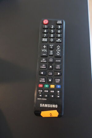 55" fjernsyn SAMSUNG UE55NU6025K med beslag