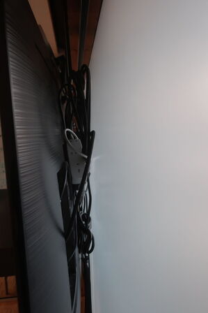 55" fjernsyn SAMSUNG UE55NU6025K med beslag