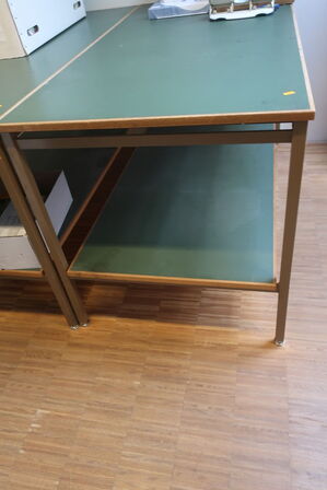 2 stk. borde uden indhold