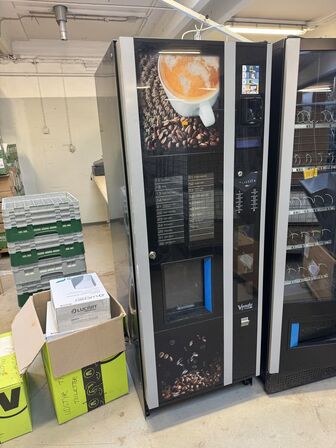 Kaffe-og snack automat med kort betaling, Vendo (de 2 hører sammen)