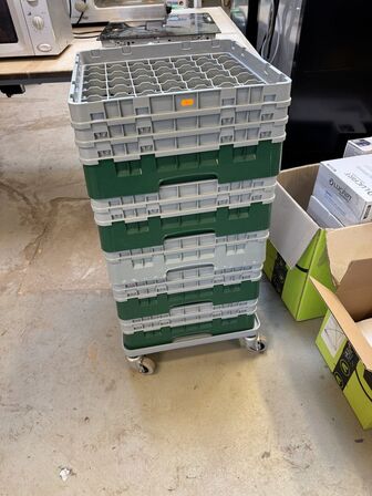 Kurve til glas af mærket CAMBRO, inkl. fod med hjul