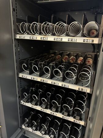 Kaffe-og snack automat med kort betaling, Vendo (de 2 hører sammen)