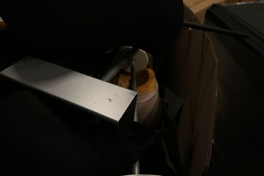 2 stk. paller med div. Giner