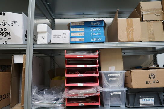 Div. Pakkeudstyr, såsom tape, vægt, 2 stk. skæremaskiner m.m.