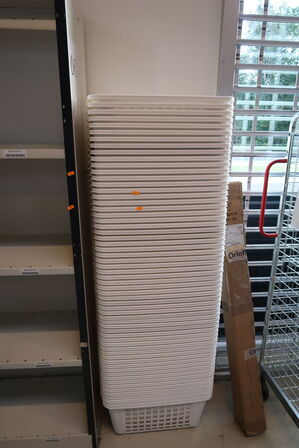 3 stk. lagerreoler samt vasketøjskurve