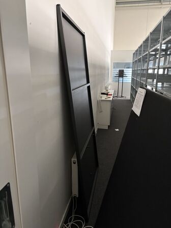 Div. Tøjstativer, 2 stk. computerskærme HP, udstillingsstativer m.m.