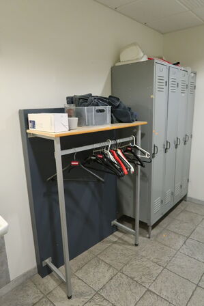 Omklædningsskabe samt tøjstativ