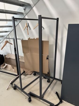 Div. Tøjstativer, 2 stk. computerskærme HP, udstillingsstativer m.m.