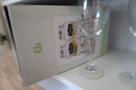 Div. service i køkken. Glas, bestik, kaffekander, vinglas m.m.