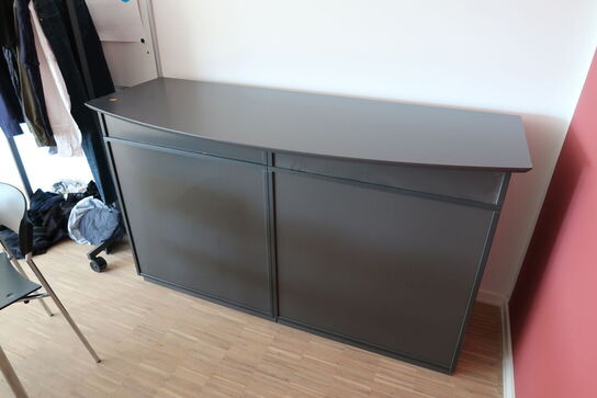 Disk, tøjstativ uden indhold samt whiteboard