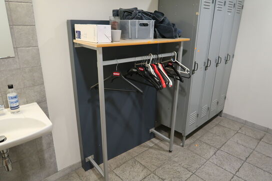 Omklædningsskabe samt tøjstativ