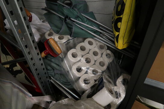 2 stk. reoler med indhold