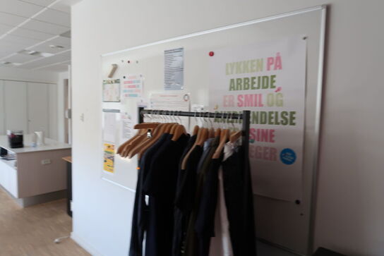 Disk, tøjstativ uden indhold samt whiteboard