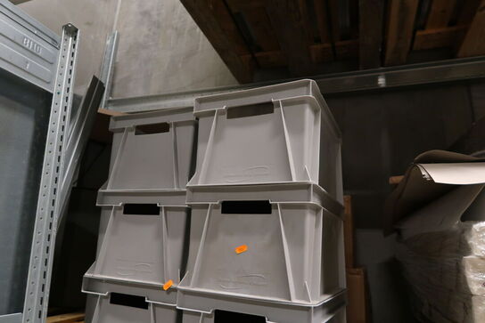 Palle med plastikkasser