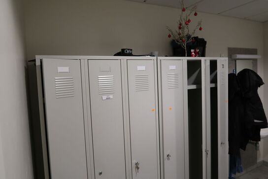 Omklædningsskabe samt bænk