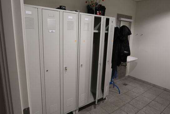 Omklædningsskabe samt bænk