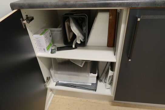 Ovn, mikrobølgeovn samt div. indhold i skabe m.m.