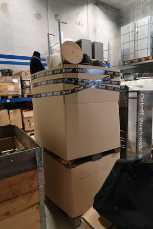 2 stk. paller med div. Giner