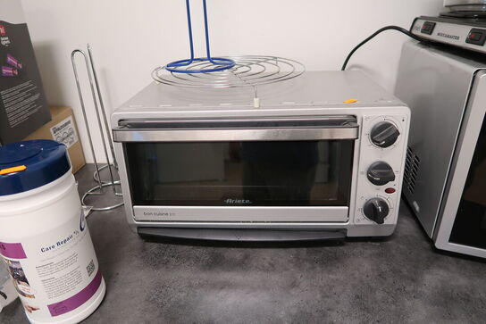 Ovn, mikrobølgeovn samt div. indhold i skabe m.m.