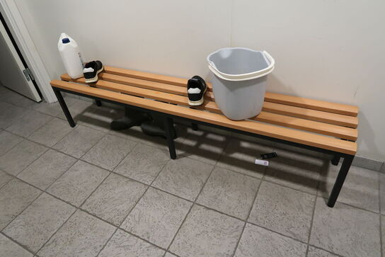 Omklædningsskabe samt bænk