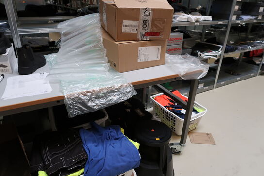 Ergonomisk kontorstol, pakkebord uden indhold samt elefantfod