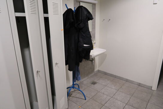 Omklædningsskabe samt bænk