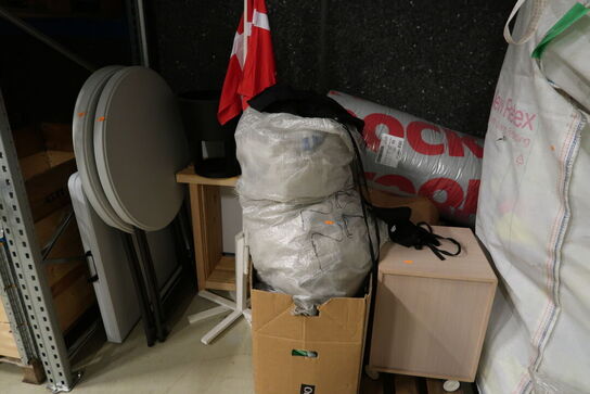 2 stk. barborde, foldebord, div. Bukke, flag m.m.