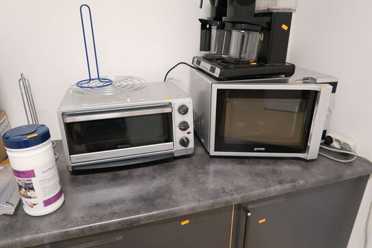 Ovn, mikrobølgeovn samt div. indhold i skabe m.m.