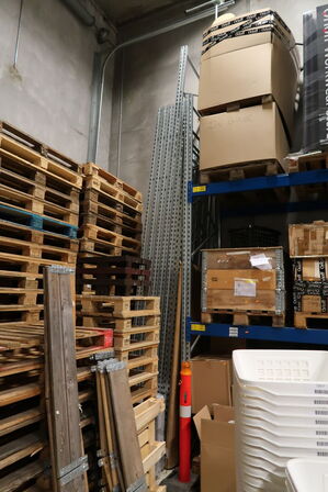2 fag pallereoler uden indhold samt ekstra gavle og vanger